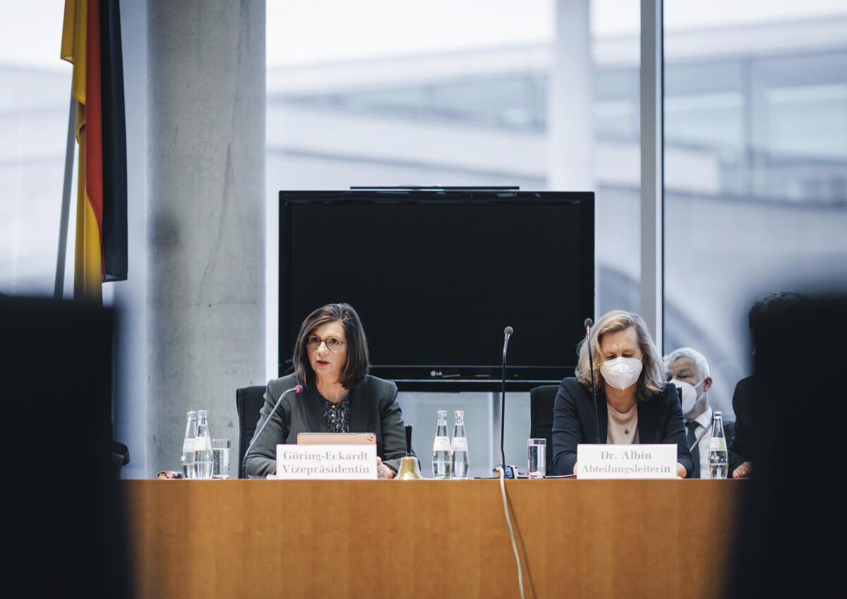 Bundestagsvizepräsidentin Katrin Göring-Eckhardt (l), Bündnis 90/Die Grünen, MdB, konstituiert den Wirtschaftsausschuss. Göring-Eckardt, Katrin; Albin, Silke Bundestagsvizepräsidentin Katrin Göring-Eckhardt (l), Bündnis 90/Die Grünen, MdB, konstituiert den Wirtschaftsausschuss.