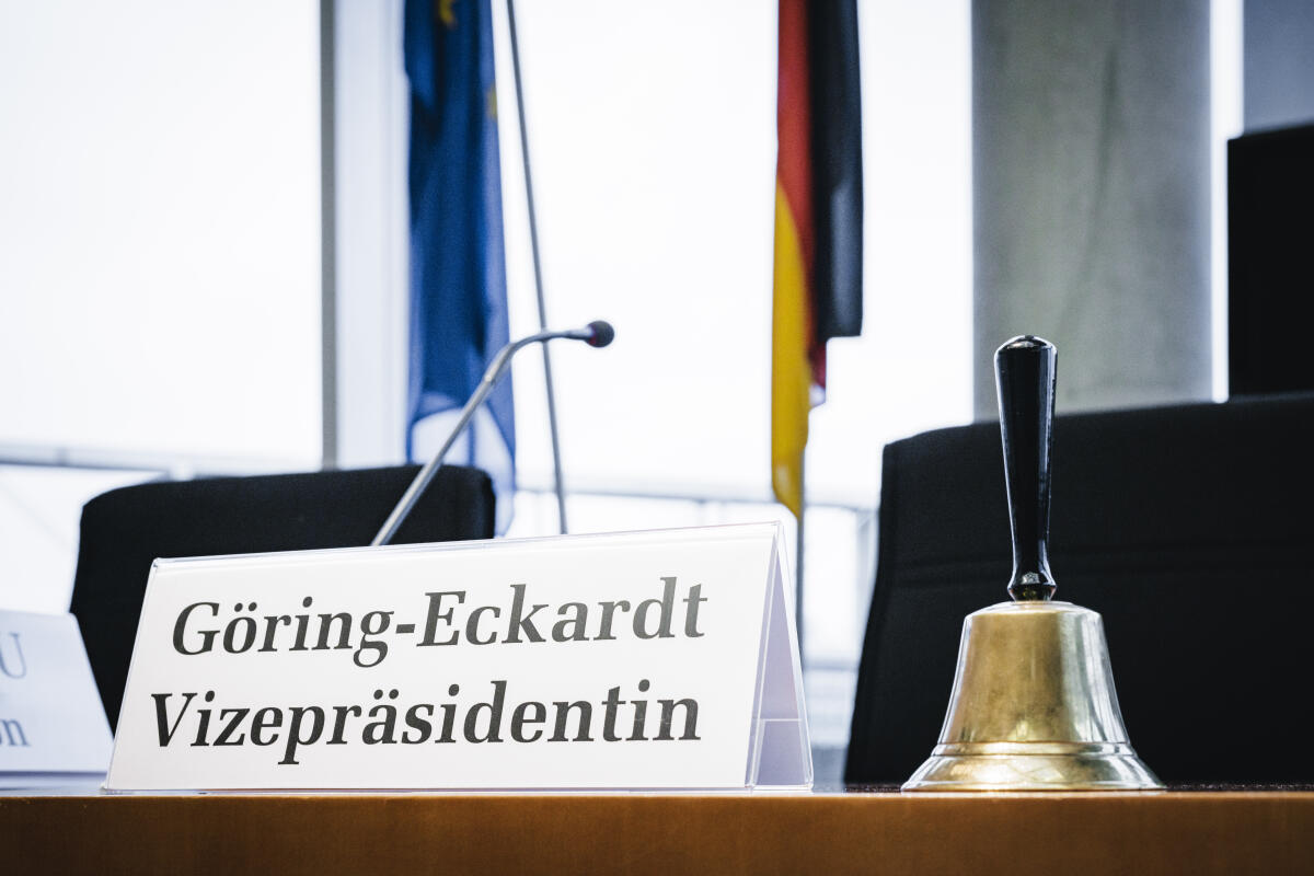Der Wirtschaftsausschuss wird von Bundestagsvizepräsidentin Katrin Göring-Eckhardt, Bündnis 90/Die Grünen, MdB, konstituiert. Blick auf das Namensschild und die Glocke. Der Wirtschaftsausschuss wird von Bundestagsvizepräsidentin Katrin Göring-Eckhardt, Bündnis 90/Die Grünen, MdB, konstituiert. Blick auf das Namensschild und die Glocke.