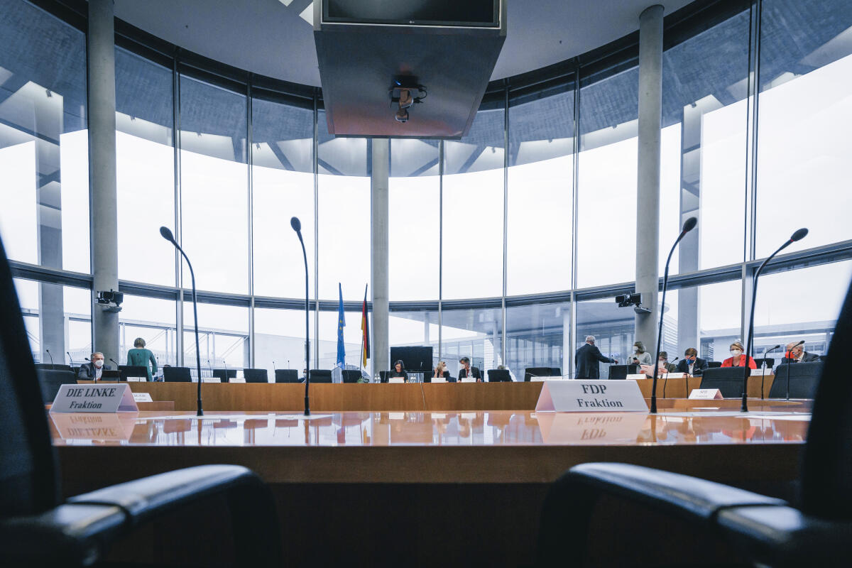 Der Wirtschaftsausschuss konstituiert sich. Blick in den Saal auf den Vorsitz (m). Der Wirtschaftsausschuss konstituiert sich. Blick in den Saal auf den Vorsitz (m).