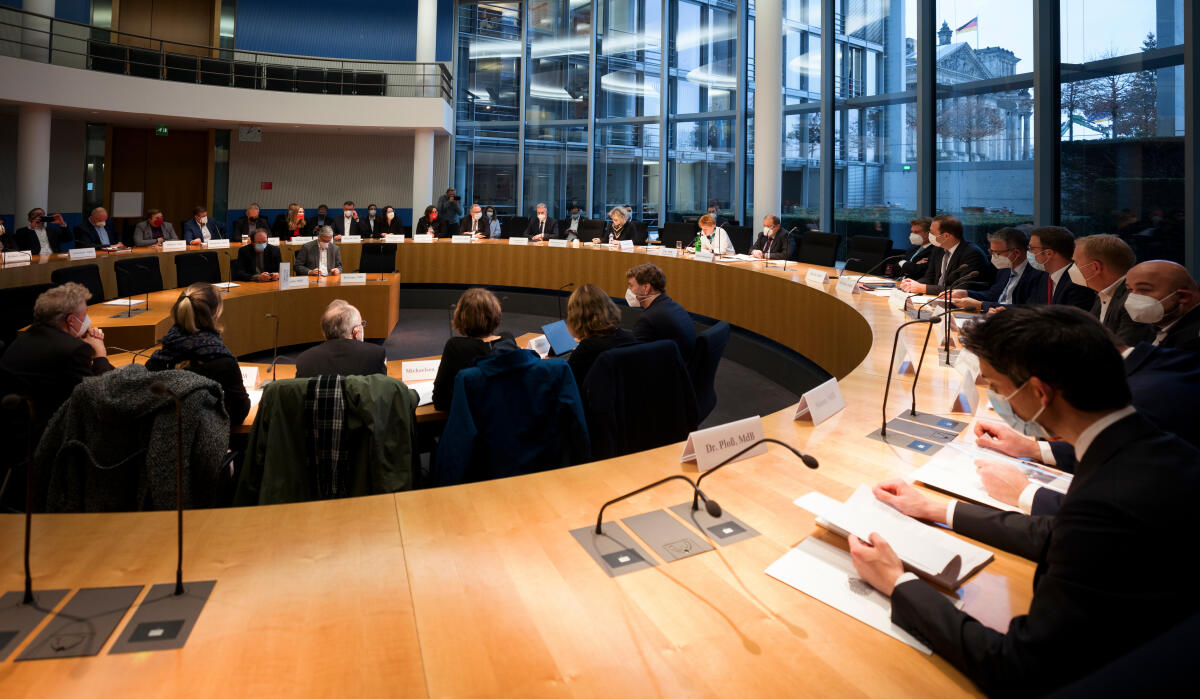  Der Verkehrsausschuss konstituiert sich. Blick in den Saal.