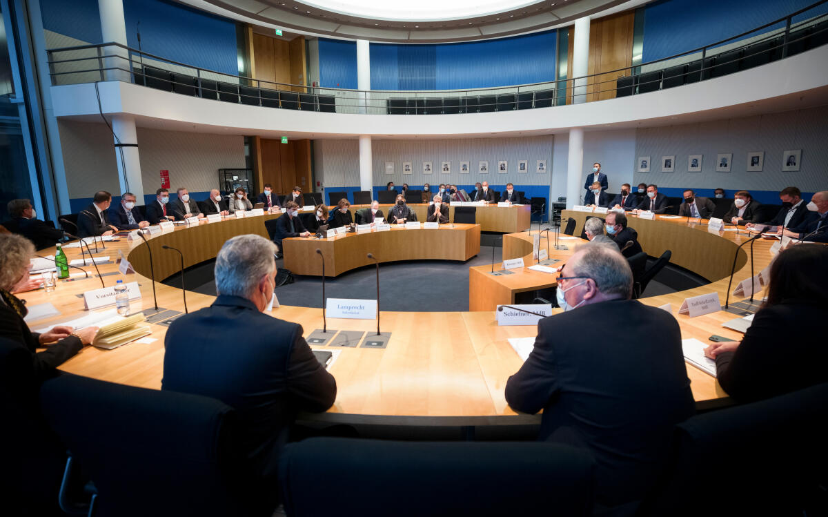 Der Verkehrsausschuss konstituiert sich. Blick in den Saal. Der Verkehrsausschuss konstituiert sich. Blick in den Saal.