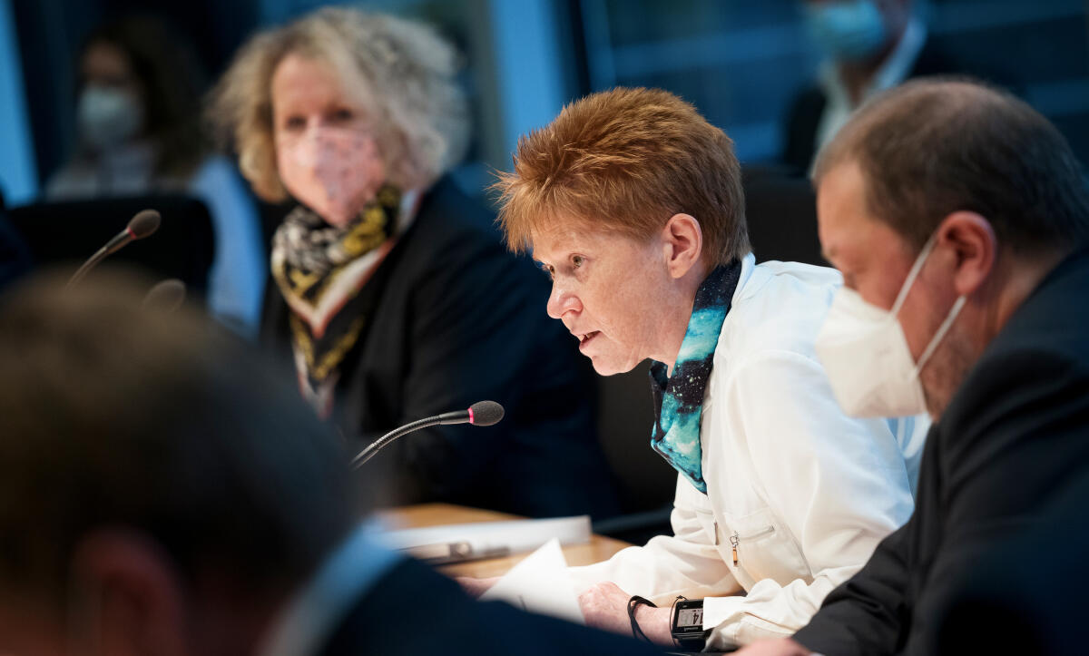 Bundestagsvizepräsidentin Petra Pau (m), Die Linke., MdB, konstituiert den Verkehrsausschuss. Pau, Petra Bundestagsvizepräsidentin Petra Pau (m), Die Linke., MdB, konstituiert den Verkehrsausschuss.