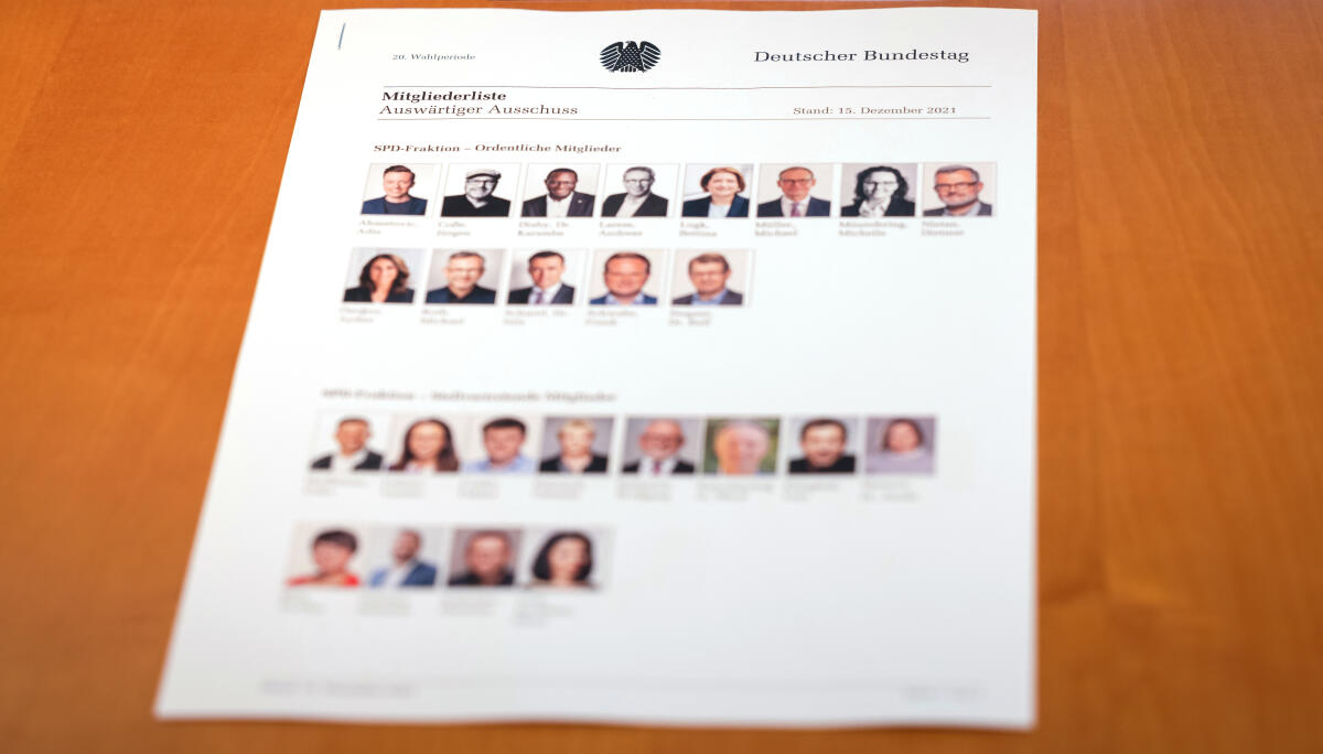  Der Auswärtige Ausschuss konstituiert sich. Blick auf die Bilderliste der Mitglieder.