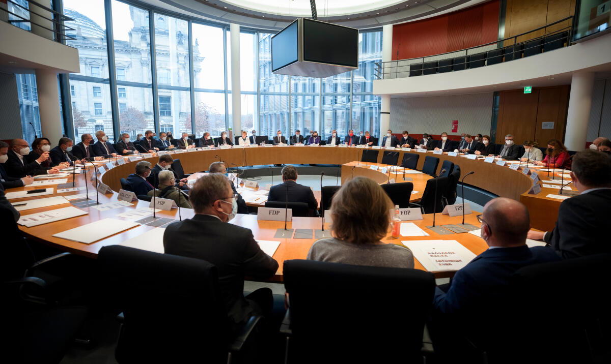 Der Auswärtige Ausschuss konstituiert sich. Blick in den Saal. Der Auswärtige Ausschuss konstituiert sich. Blick in den Saal.