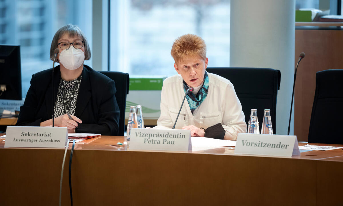 Bundestagsvizepräsidentin Petra Pau (r), Die Linke., MdB, konstituiert den Auswärtigen Ausschuss. Pau, Petra Bundestagsvizepräsidentin Petra Pau (r), Die Linke., MdB, konstituiert den Auswärtigen Ausschuss.