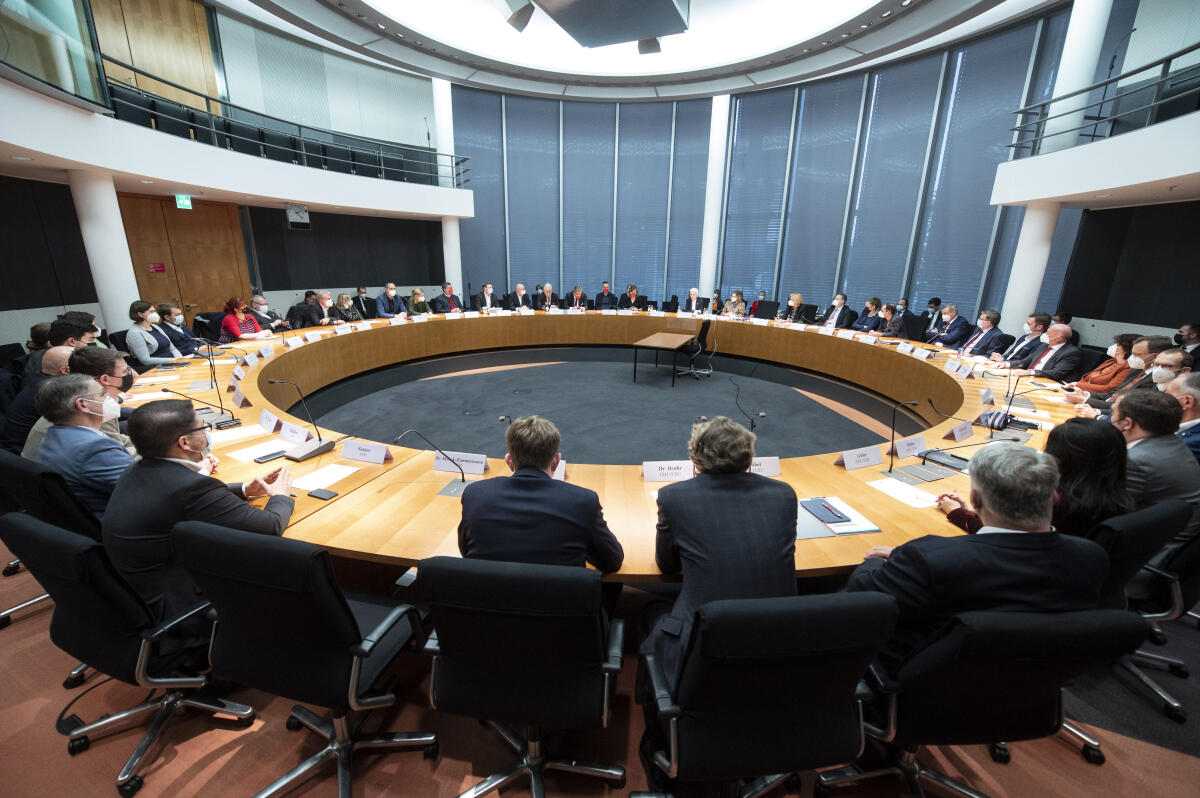  Der Verteidigungsausschuss konstituiert sich. Blick in den Saal.