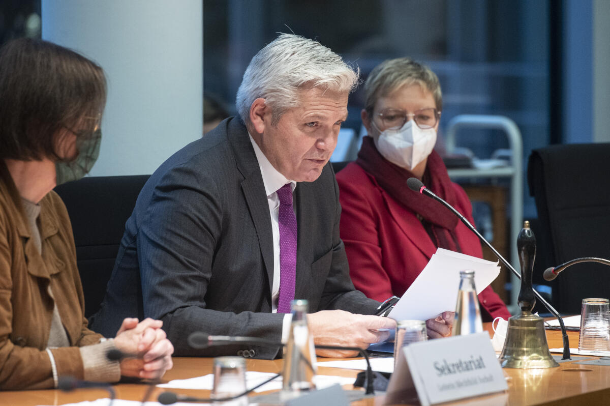 Hüppe, Hubert Hubert Hüppe, CDU/CSU, MdB, leitet kommissarisch den Ausschusses für Gesundheit. 