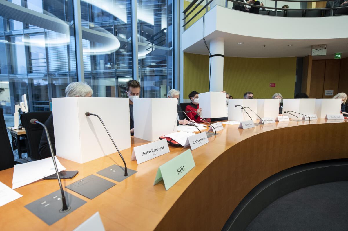 Die Mitglieder des Ausschusses für Gesundheit stimmen in geheimer Wahl über den Wahlvorschlag der AfD-Fraktion zum Ausschussvorsitz ab. Blick auf die Wahlkabinen. Die Mitglieder des Ausschusses für Gesundheit stimmen in geheimer Wahl über den Wahlvorschlag der AfD-Fraktion zum Ausschussvorsitz ab. Blick auf die Wahlkabinen.