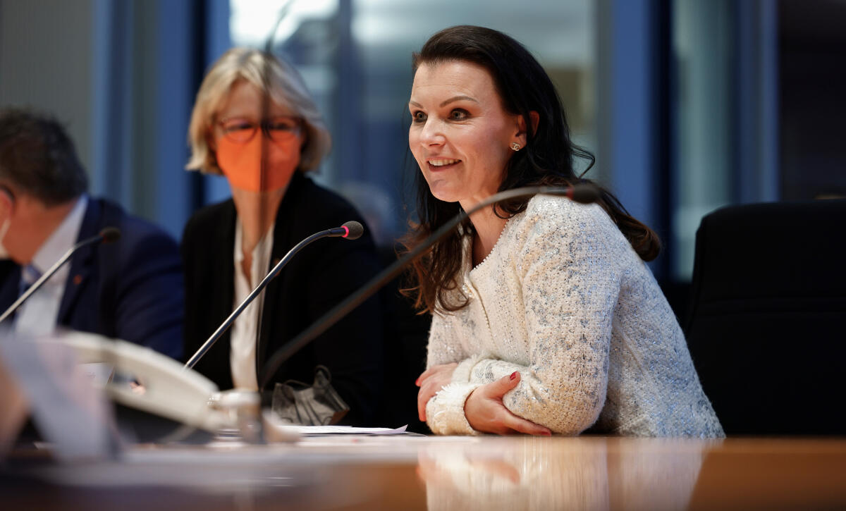 Schimke, Jana Jana Schimke (r), CDU/CSU, MdB, ist Vorsitzende des Ausschusses für Tourismus.