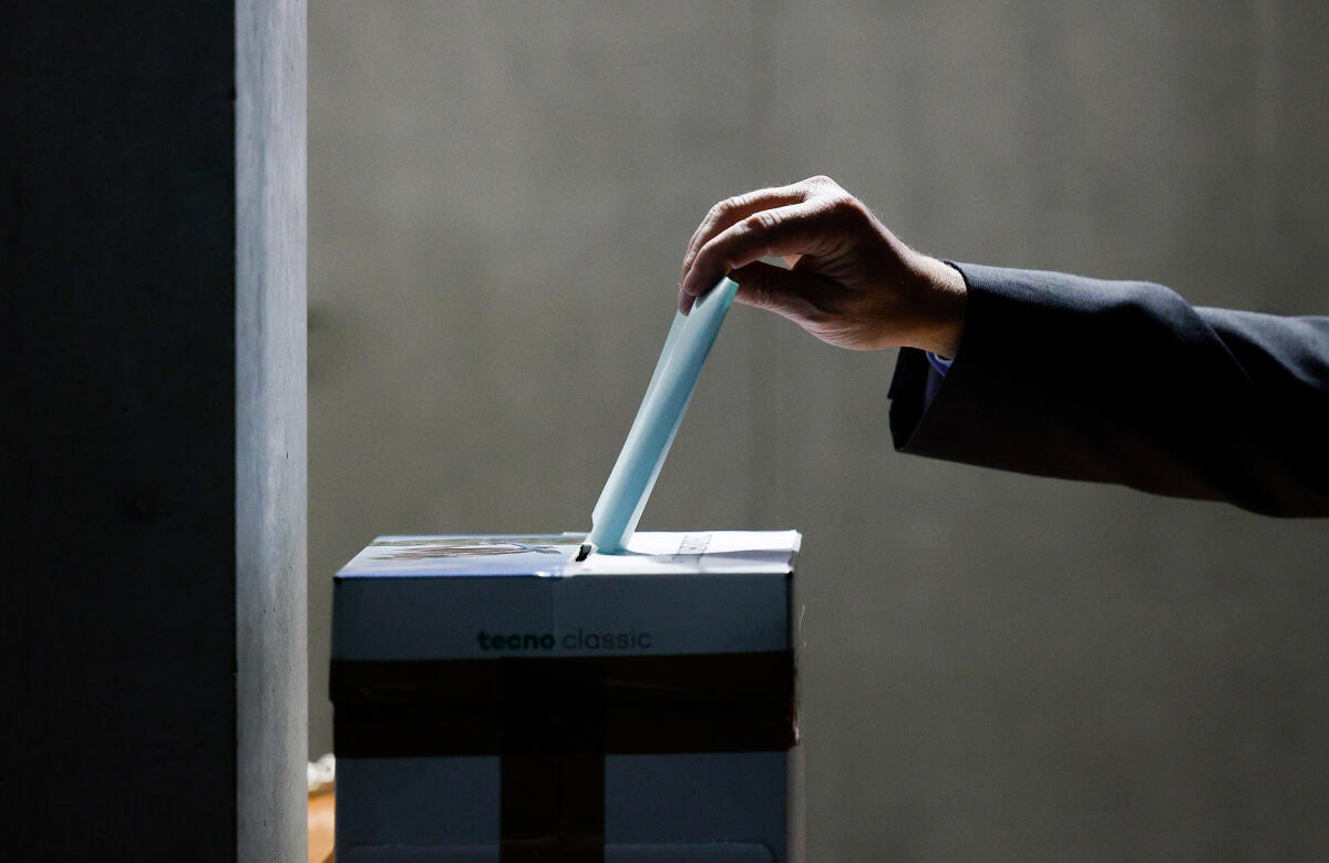  Stimmabgabe in Wahlurne zur geheimen Wahl des Ausschussvorsitzes.
