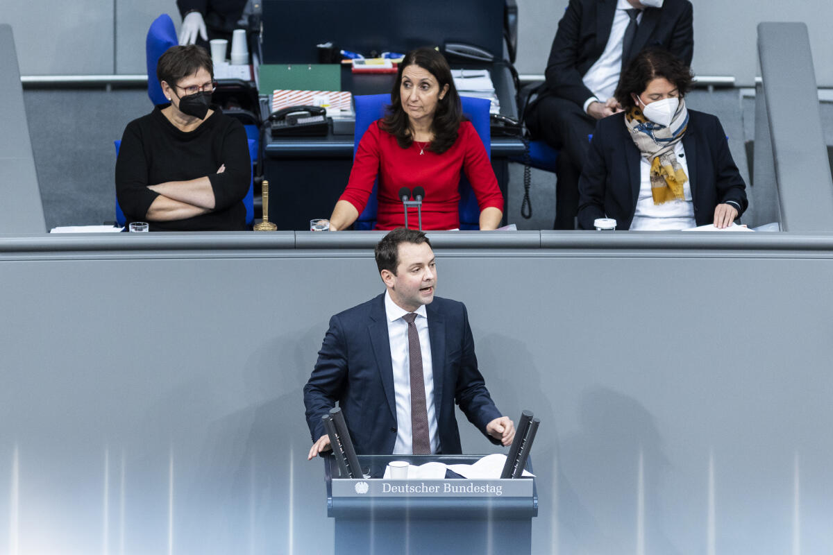 Andreas Lenz, CDU/CSU, MdB, hält eine Rede zu TOP 7 "Weiterbetrieb von Atomkraftwerken" im Plenum unter Vorsitz der Bundestagsvizepräsidentin Aydan Özoğuz, SPD, MdB. Lenz, Andreas; Özoğuz, Aydan Andreas Lenz, CDU/CSU, MdB, hält eine Rede zu TOP 7 "Weiterbetrieb von Atomkraftwerken" im Plenum unter Vorsitz der Bundestagsvizepräsidentin Aydan Özoğuz, SPD, MdB.