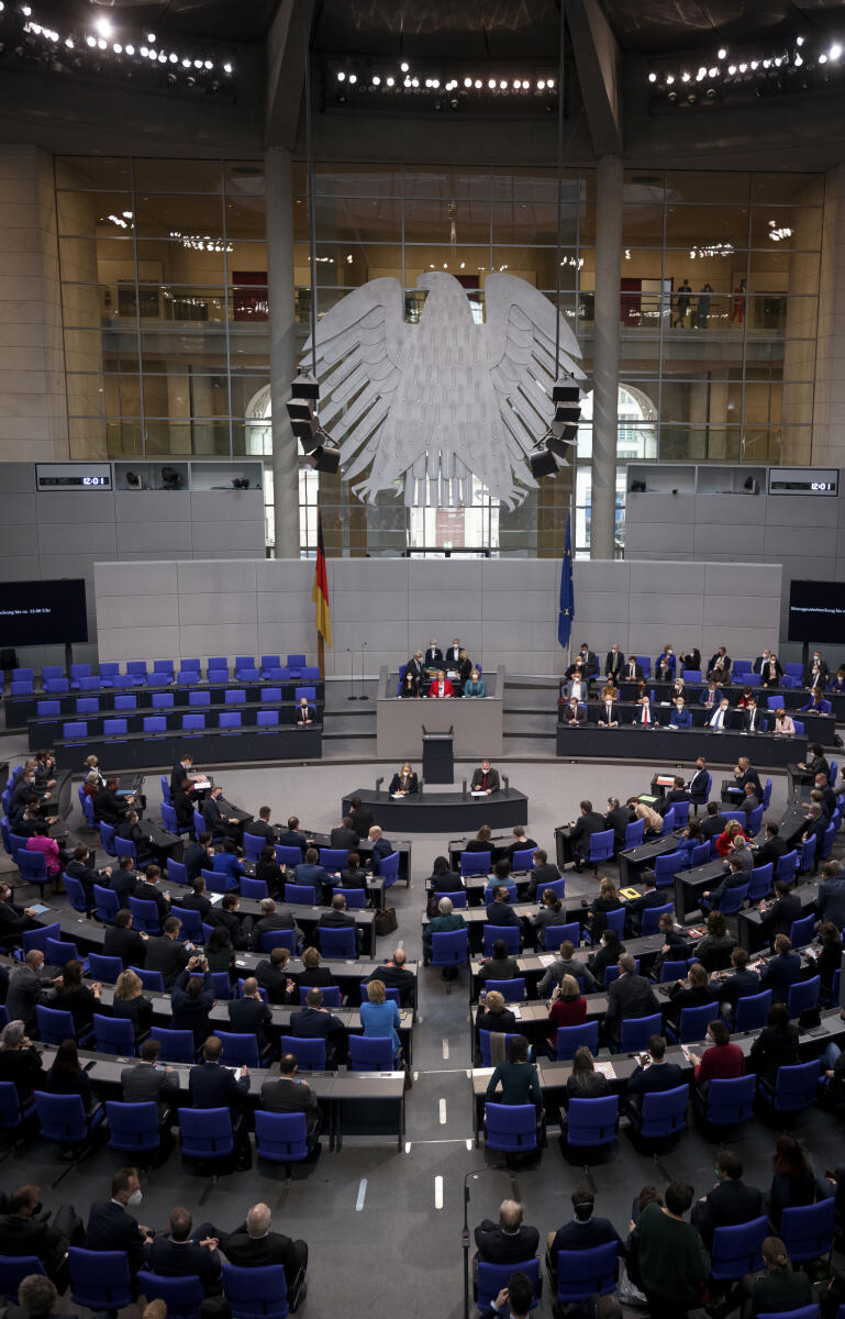 Bas, Bärbel Übersicht der 5. Plenarsitzung des 20. Deutschen Bundestages im Plenarsaal im Reichstagsgebäude. Bundeskanzler, Olaf Scholz, SPD, MdB, sitzt nach seiner Wahl und vor seiner Vereidigung alleine auf der Regierungsbank. Am Sitzungsvorsitz leitet Präsidentin des Deutschen Bundestages, Bärbel Bas, SPD, MdB, die Sitzung. Aufgrund der Regeln zum Infektionsschutz während der Corona-Pandemie tragen alle Mund-Nasen-Schutz.