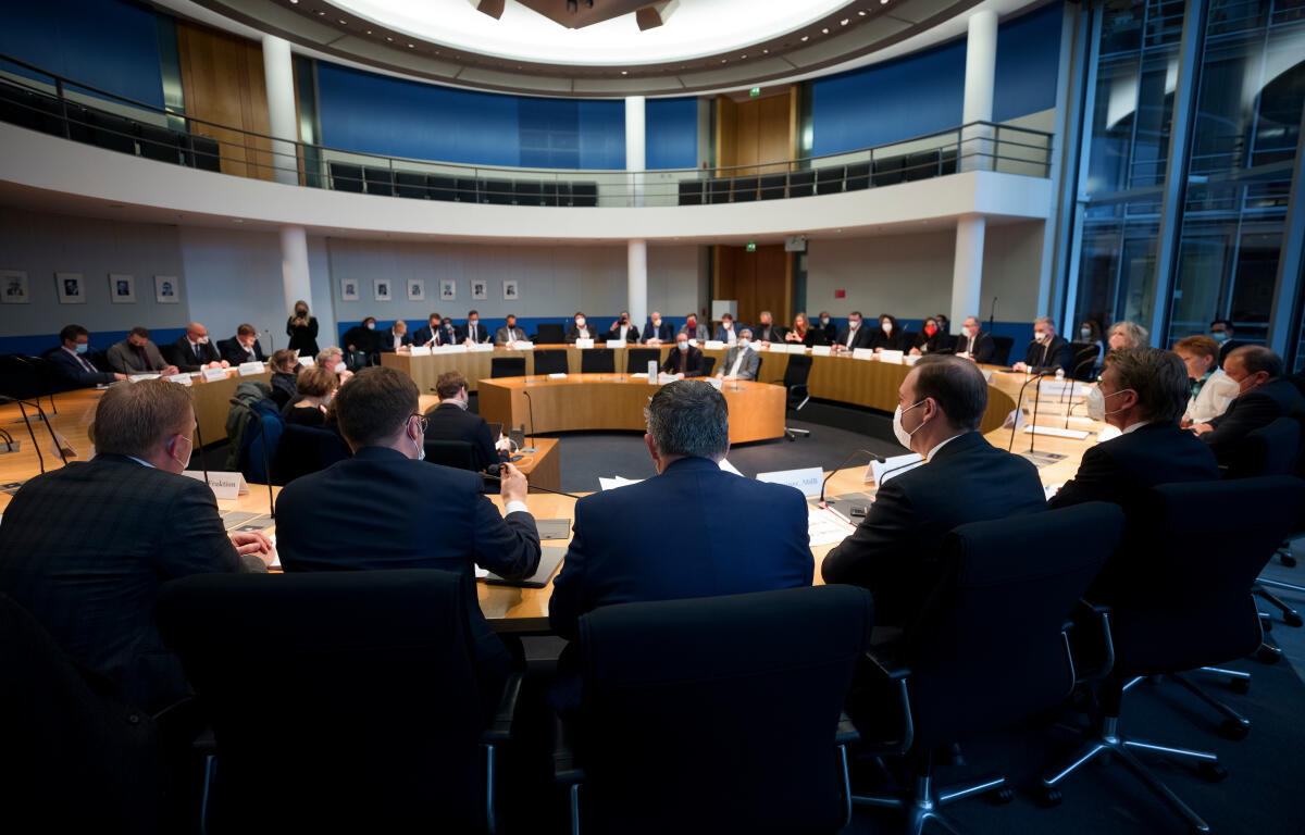 Konstituierung des Ausschusses für Verkehr durch Vizepräsidentin des Deutschen Bundestages Petra Pau, Die Linke, MdB, im Sitzungssaal im Paul-Löbe-Haus. Konstituierung des Ausschusses für Verkehr durch Vizepräsidentin des Deutschen Bundestages Petra Pau, Die Linke, MdB, im Sitzungssaal im Paul-Löbe-Haus.