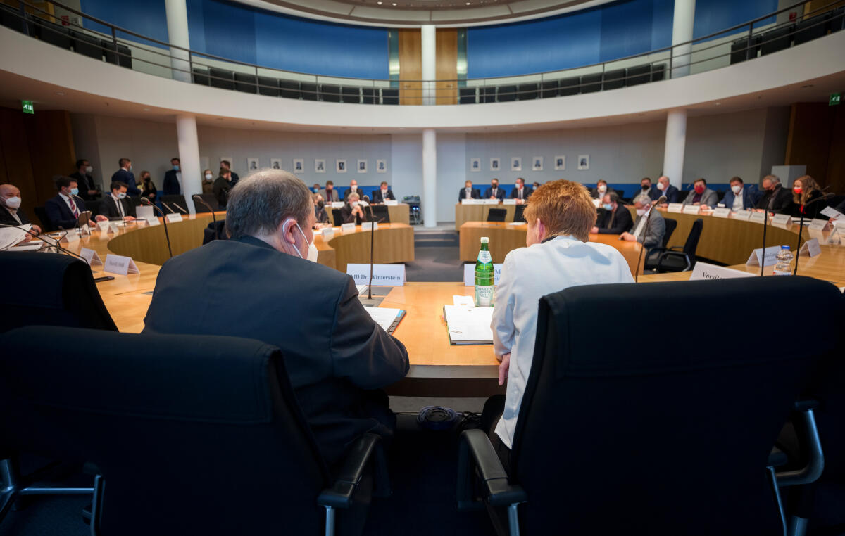 Konstituierung des Ausschusses für Verkehr durch Vizepräsidentin des Deutschen Bundestages, Petra Pau, Die Linke, MdB, im Sitzungssaal im Paul-Löbe-Haus. Pau, Petra Konstituierung des Ausschusses für Verkehr durch Vizepräsidentin des Deutschen Bundestages, Petra Pau, Die Linke, MdB, im Sitzungssaal im Paul-Löbe-Haus.
