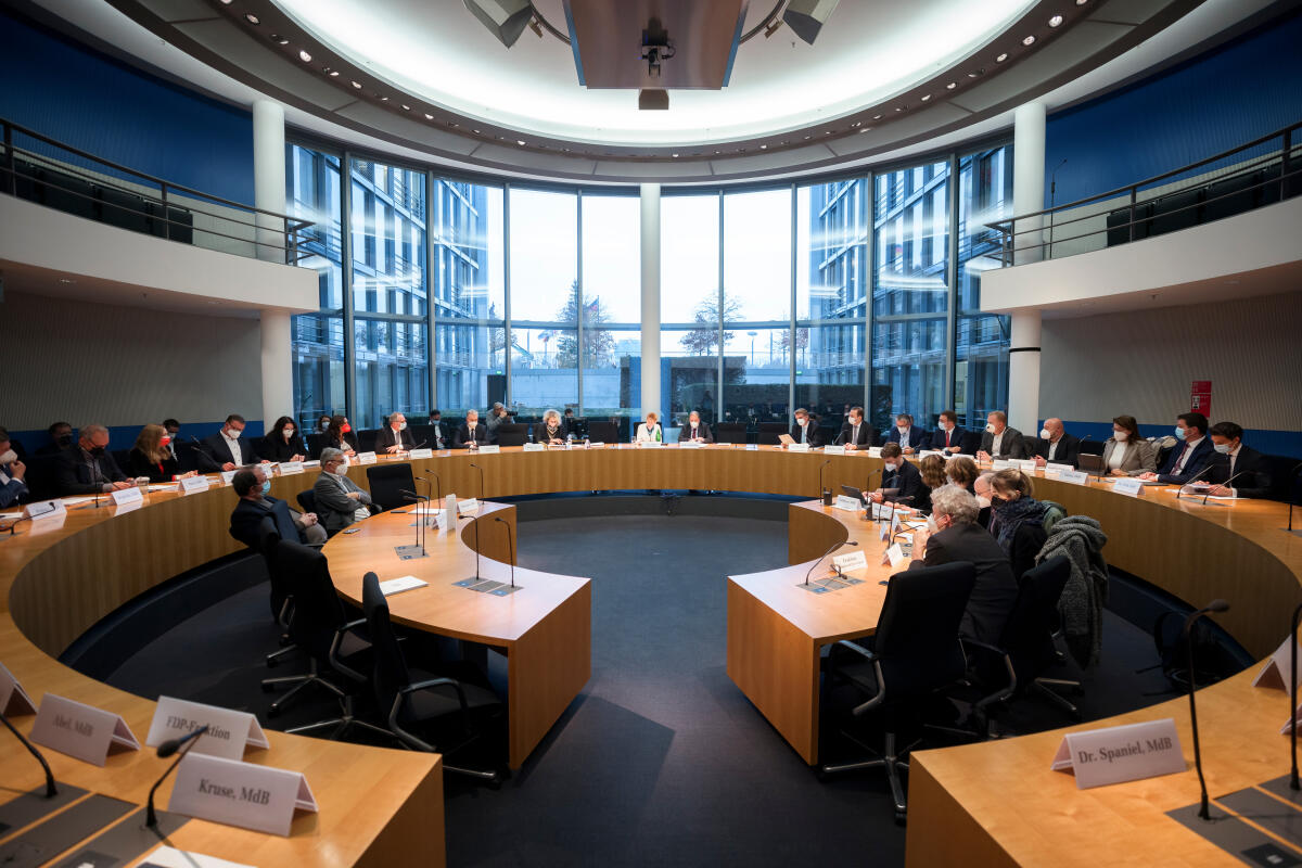 Pau, Petra Konstituierung des Ausschusses für Verkehr durch Vizepräsidentin des Deutschen Bundestages, Petra Pau, Die Linke, MdB, im Sitzungssaal im Paul-Löbe-Haus.