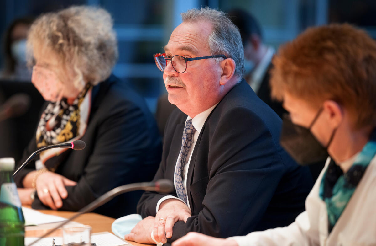 Vorsitzender des Ausschusses für Verkehr, Udo Schiefner, SPD, MdB, spricht während der Konstituierung des Ausschusses für Verkehr durch Vizepräsidentin des Deutschen Bundestages, Petra Pau, Die Linke, MdB. Schiefner, Udo Vorsitzender des Ausschusses für Verkehr, Udo Schiefner, SPD, MdB, spricht während der Konstituierung des Ausschusses für Verkehr durch Vizepräsidentin des Deutschen Bundestages, Petra Pau, Die Linke, MdB.