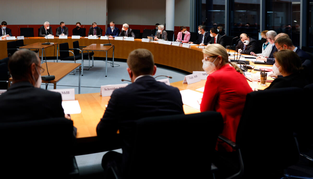 Konstituierung des Ausschusses für Sport durch Vizepräsidentin des Deutschen Bundestages, Petra Pau, Die Linke, MdB, im Sitzungssaal im Paul-Löbe-Haus. Konstituierung des Ausschusses für Sport durch Vizepräsidentin des Deutschen Bundestages, Petra Pau, Die Linke, MdB, im Sitzungssaal im Paul-Löbe-Haus.