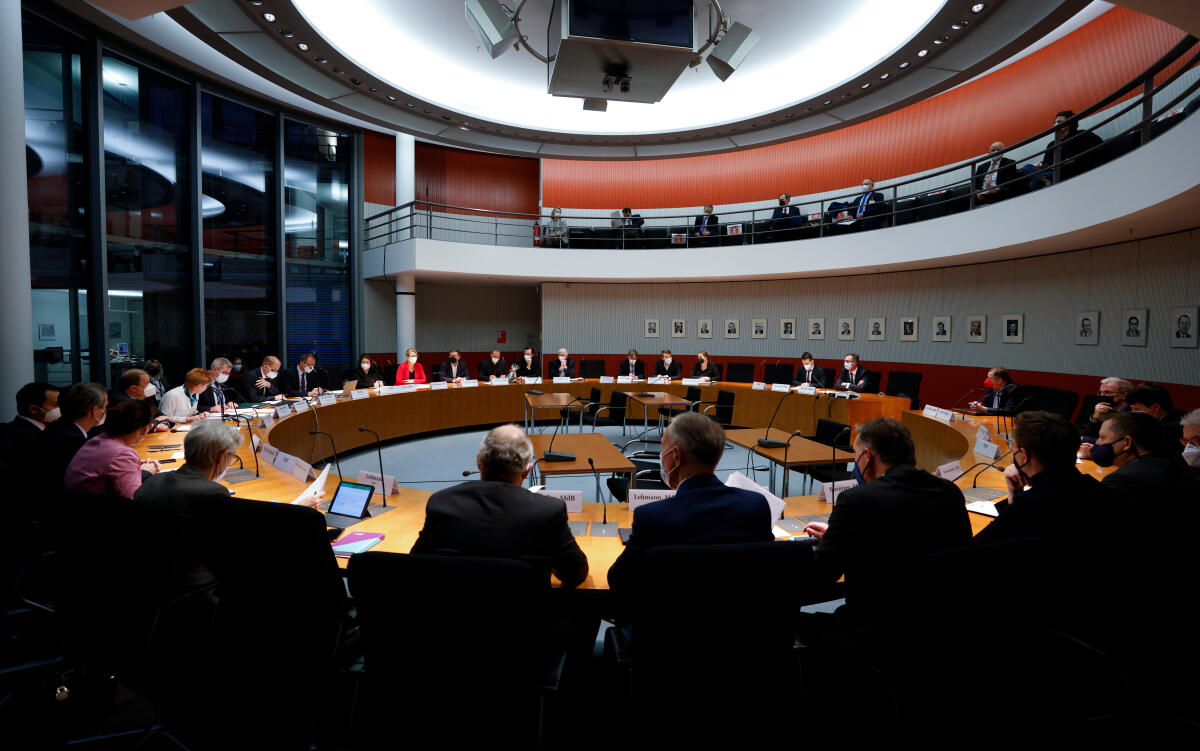Konstituierung des Ausschusses für Sport durch Vizepräsidentin des Deutschen Bundestages, Petra Pau, Die Linke, MdB, im Sitzungssaal im Paul-Löbe-Haus. Konstituierung des Ausschusses für Sport durch Vizepräsidentin des Deutschen Bundestages, Petra Pau, Die Linke, MdB, im Sitzungssaal im Paul-Löbe-Haus.