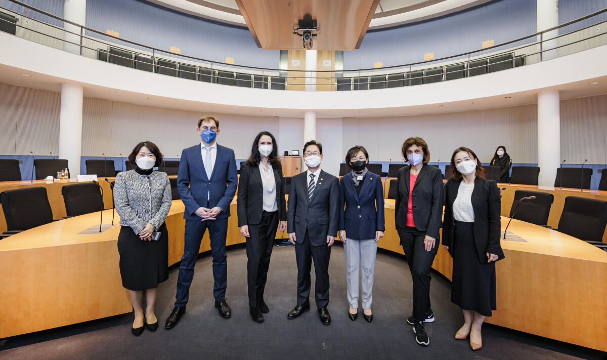 Besuch des Justizministers der Republik Korea (Südkorea), Herr Beom-kye Park (m) und seiner Delegation beim Rechtsausschuss mit der Vorsitzenden Elisabeth Winkelmeier-Becker (3.vl), CDU/CSU, MdB, und den Ausschussmitgliedern Dr. Thorsten Lieb (2.vl), FDP, MdB, und Canan Bayram (2.vr), Bündnis 90/Die Grünen, MdB. Winkelmeier-Becker, Elisabeth; Park, Beom-kye; Bayram, Canan; Lieb, Thorsten Besuch des Justizministers der Republik Korea (Südkorea), Herr Beom-kye Park (m) und seiner Delegation beim Rechtsausschuss mit der Vorsitzenden Elisabeth Winkelmeier-Becker (3.vl), CDU/CSU, MdB, und den Ausschussmitgliedern Dr. Thorsten Lieb (2.vl), FDP, MdB, und Canan Bayram (2.vr), Bündnis 90/Die Grünen, MdB.