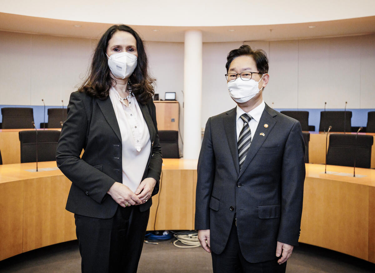 Besuch des Justizministers der Republik Korea (Südkorea), Herr Beom-kye Park (r) beim Rechtsausschuss mit der Vorsitzenden Elisabeth Winkelmeier-Becker (l), CDU/CSU, MdB. Winkelmeier-Becker, Elisabeth; Park, Beom-kye Besuch des Justizministers der Republik Korea (Südkorea), Herr Beom-kye Park (r) beim Rechtsausschuss mit der Vorsitzenden Elisabeth Winkelmeier-Becker (l), CDU/CSU, MdB.