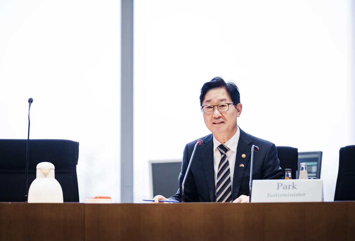 Besuch des Justizministers der Republik Korea (Südkorea), Herr Beom-kye Park (im Bild) und seiner Delegation beim Rechtsausschuss. Park, Beom-kye Besuch des Justizministers der Republik Korea (Südkorea), Herr Beom-kye Park (im Bild) und seiner Delegation beim Rechtsausschuss.