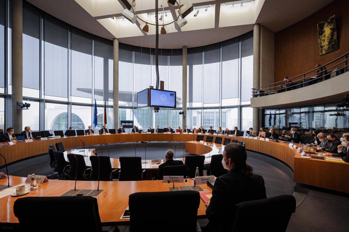  2. Sitzung des Wirtschaftsausschusses des Deutschen Bundestages im Europasaal des Paul-Löbe-Hauses. Blick in den Saal.