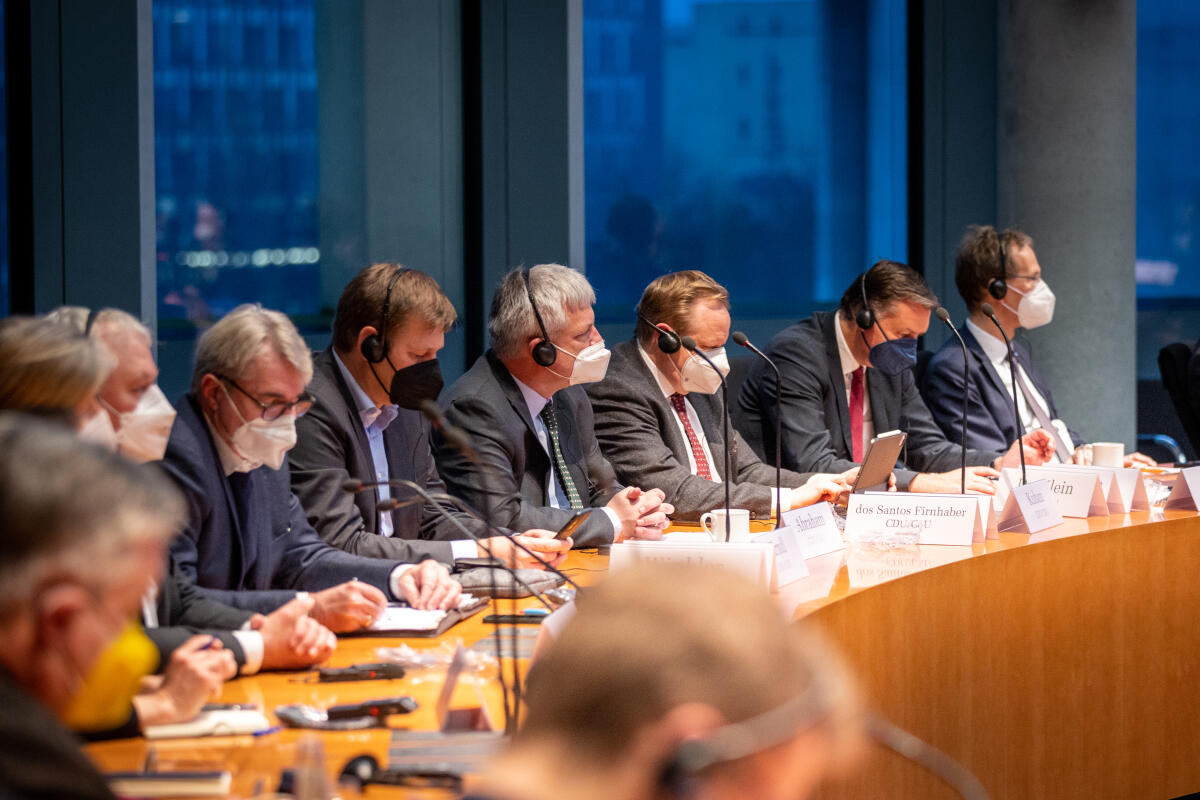 Mitglieder des Ausschusses für die Angelegenheiten der Europäischen Union während der Sondersitzung des Ausschusses. Mitglieder des Ausschusses für die Angelegenheiten der Europäischen Union während der Sondersitzung des Ausschusses.