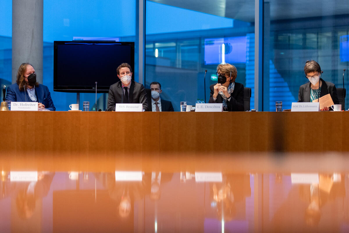 Gespräch des Ausschusses für die Angelegenheiten der Europäischen Union im Rahmen einer Sondersitzung mit dem Ausschussvorsitzenden, Dr. Anton Hofreiter (l), Bündnis 90/Die Grünen, MdB, dem Staatssekretär für europäische Angelegenheiten Frankreichs, Clément Beaune (2vl), der Botschafterin Frankreichs, Anne-Marie Descôtes (2vr), und der Staatsministerin für Europa im Auswärtigen Amt, Dr. Anna Lührmann (r), Bündnis 90/Die Grünen, MdB. Hofreiter, Anton; Beaune, Clément; Descôtes, Anne-Marie; Lührmann, Anna Gespräch des Ausschusses für die Angelegenheiten der Europäischen Union im Rahmen einer Sondersitzung mit dem Ausschussvorsitzenden, Dr. Anton Hofreiter (l), Bündnis 90/Die Grünen, MdB, dem Staatssekretär für europäische Angelegenheiten Frankreichs, Clément Beaune (2vl), der Botschafterin Frankreichs, Anne-Marie Descôtes (2vr), und der Staatsministerin für Europa im Auswärtigen Amt, Dr. Anna Lührmann (r), Bündnis 90/Die Grünen, MdB.