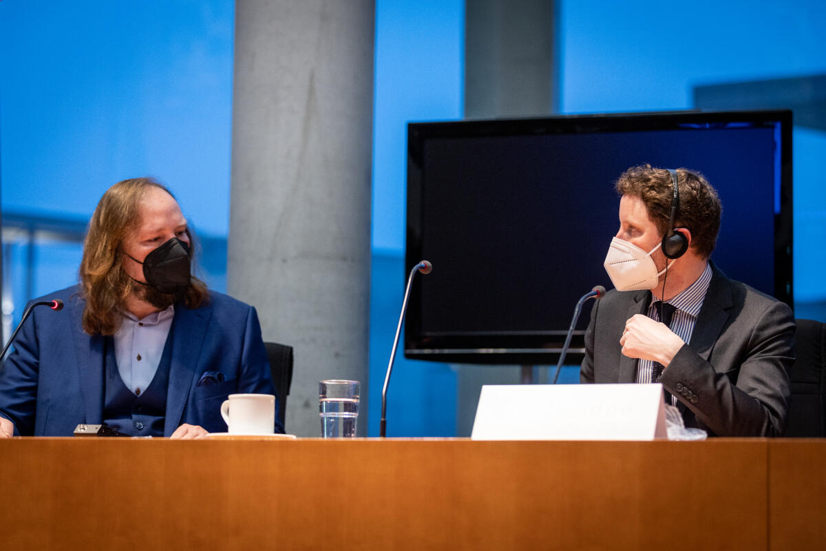 Vorsitzender des Ausschusses für die Angelegenheiten der Europäischen Union, Dr. Anton Hofreiter (l), Bündnis 90/Die Grünen, MdB, im Gespräch mit dem Staatssekretär für europäische Angelegenheiten Frankreichs, Clément Beaune (r), im Rahmen einer Sondersitzung des Ausschusses. Hofreiter, Anton; Beaune, Clément Vorsitzender des Ausschusses für die Angelegenheiten der Europäischen Union, Dr. Anton Hofreiter (l), Bündnis 90/Die Grünen, MdB, im Gespräch mit dem Staatssekretär für europäische Angelegenheiten Frankreichs, Clément Beaune (r), im Rahmen einer Sondersitzung des Ausschusses.