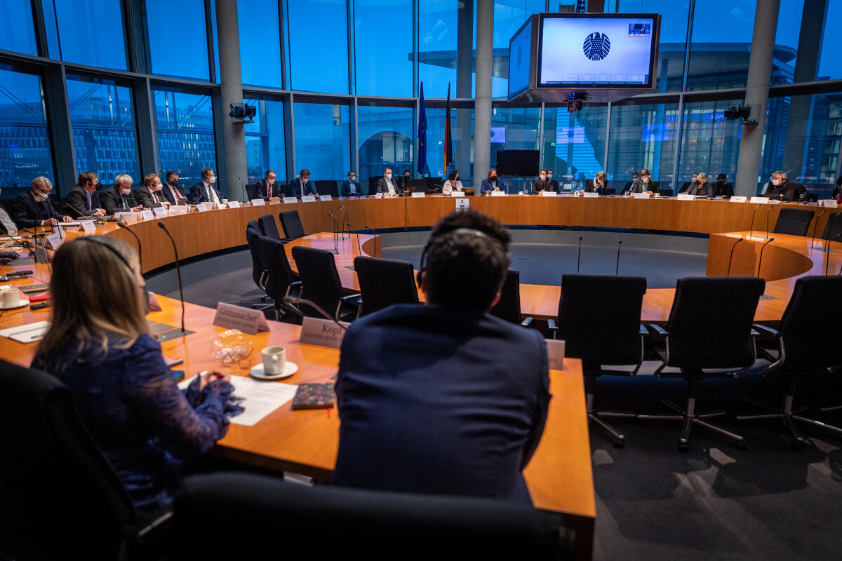 Gespräch des Ausschusses für die Angelegenheiten der Europäischen Union mit dem Staatssekretär für europäische Angelegenheiten Frankreichs, Clément Beaune, im Rahmen einer Sondersitzung. Blick in den Saal. Gespräch des Ausschusses für die Angelegenheiten der Europäischen Union mit dem Staatssekretär für europäische Angelegenheiten Frankreichs, Clément Beaune, im Rahmen einer Sondersitzung. Blick in den Saal.