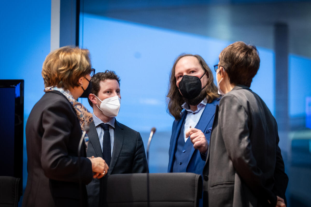 Der Vorsitzende des Ausschusses für die Angelegenheiten der Europäischen Union, Dr. Anton Hofreiter (2vr), Bündnis 90/Die Grünen, MdB, im Gespräch mit dem Staatssekretär für europäische Angelegenheiten Frankreichs, Clément Beaune (2vl), im Rahmen einer Sondersitzung des Ausschusses. Hofreiter, Anton; Beaune, Clément Der Vorsitzende des Ausschusses für die Angelegenheiten der Europäischen Union, Dr. Anton Hofreiter (2vr), Bündnis 90/Die Grünen, MdB, im Gespräch mit dem Staatssekretär für europäische Angelegenheiten Frankreichs, Clément Beaune (2vl), im Rahmen einer Sondersitzung des Ausschusses.
