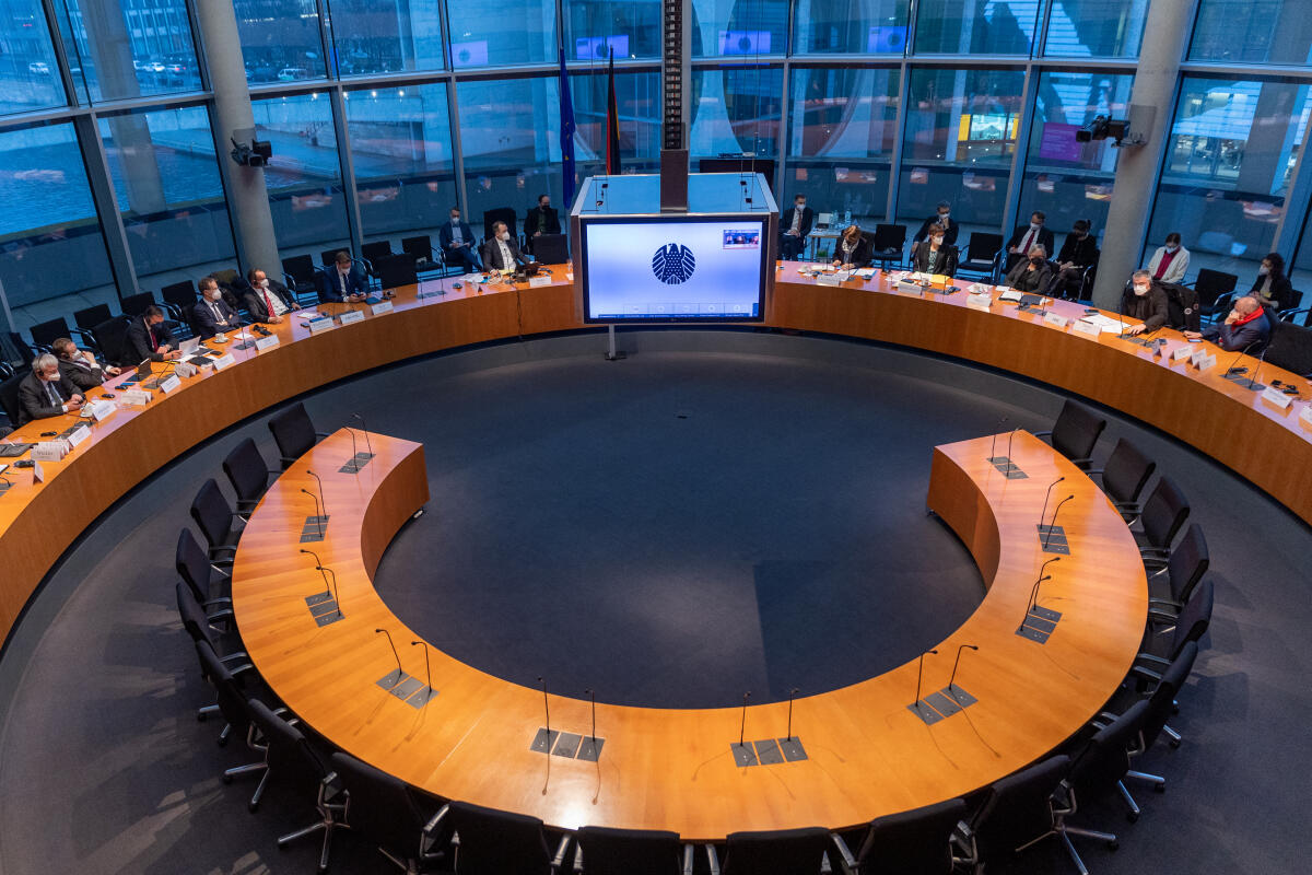 Gespräch des Ausschusses für die Angelegenheiten der Europäischen Union mit dem Staatssekretär für europäische Angelegenheiten Frankreichs, Clément Beaune, im Rahmen einer Sondersitzung. Blick in den Saal. Gespräch des Ausschusses für die Angelegenheiten der Europäischen Union mit dem Staatssekretär für europäische Angelegenheiten Frankreichs, Clément Beaune, im Rahmen einer Sondersitzung. Blick in den Saal.
