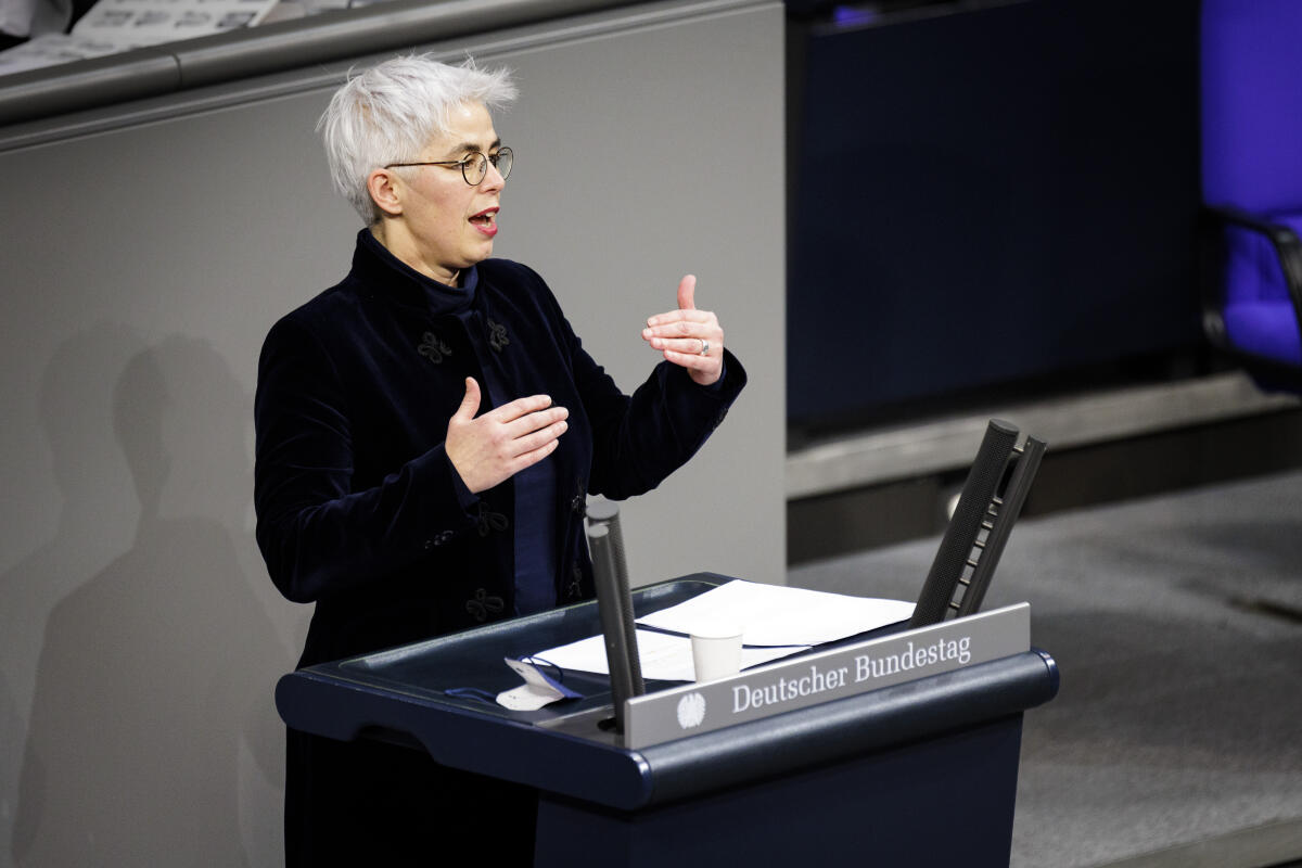 Ulle Schauws, Bündnis 90/Die Grünen, MdB, hält eine Rede zu TOP 2.13 "Familie, Senioren, Frauen und Jugend" im Plenum. Schauws, Ulle Ulle Schauws, Bündnis 90/Die Grünen, MdB, hält eine Rede zu TOP 2.13 "Familie, Senioren, Frauen und Jugend" im Plenum.