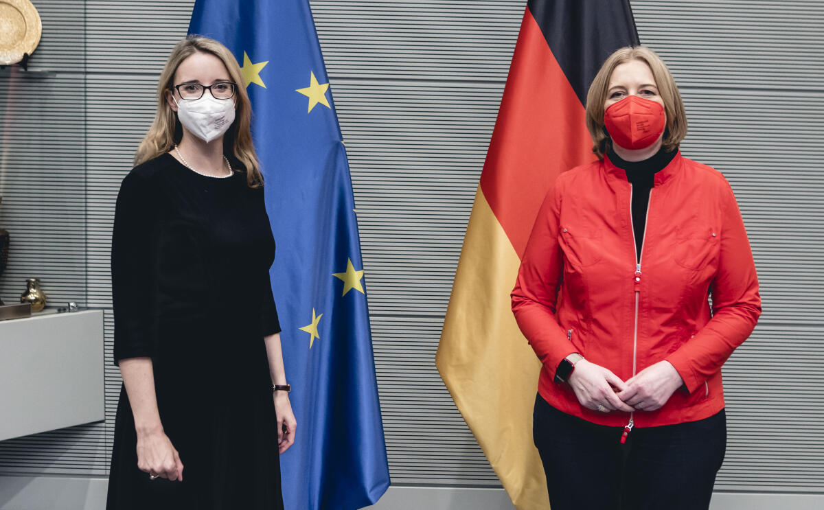 Bundestagspräsidentin Bärbel Bas (r), SPD, MdB, empfängt die Vorsitzende des Deutschen Ethikrats, Prof. Dr. Alena Buyx (l), zu einem Gespräch. Bas, Bärbel; Buyx, Alena Bundestagspräsidentin Bärbel Bas (r), SPD, MdB, empfängt die Vorsitzende des Deutschen Ethikrats, Prof. Dr. Alena Buyx (l), zu einem Gespräch.