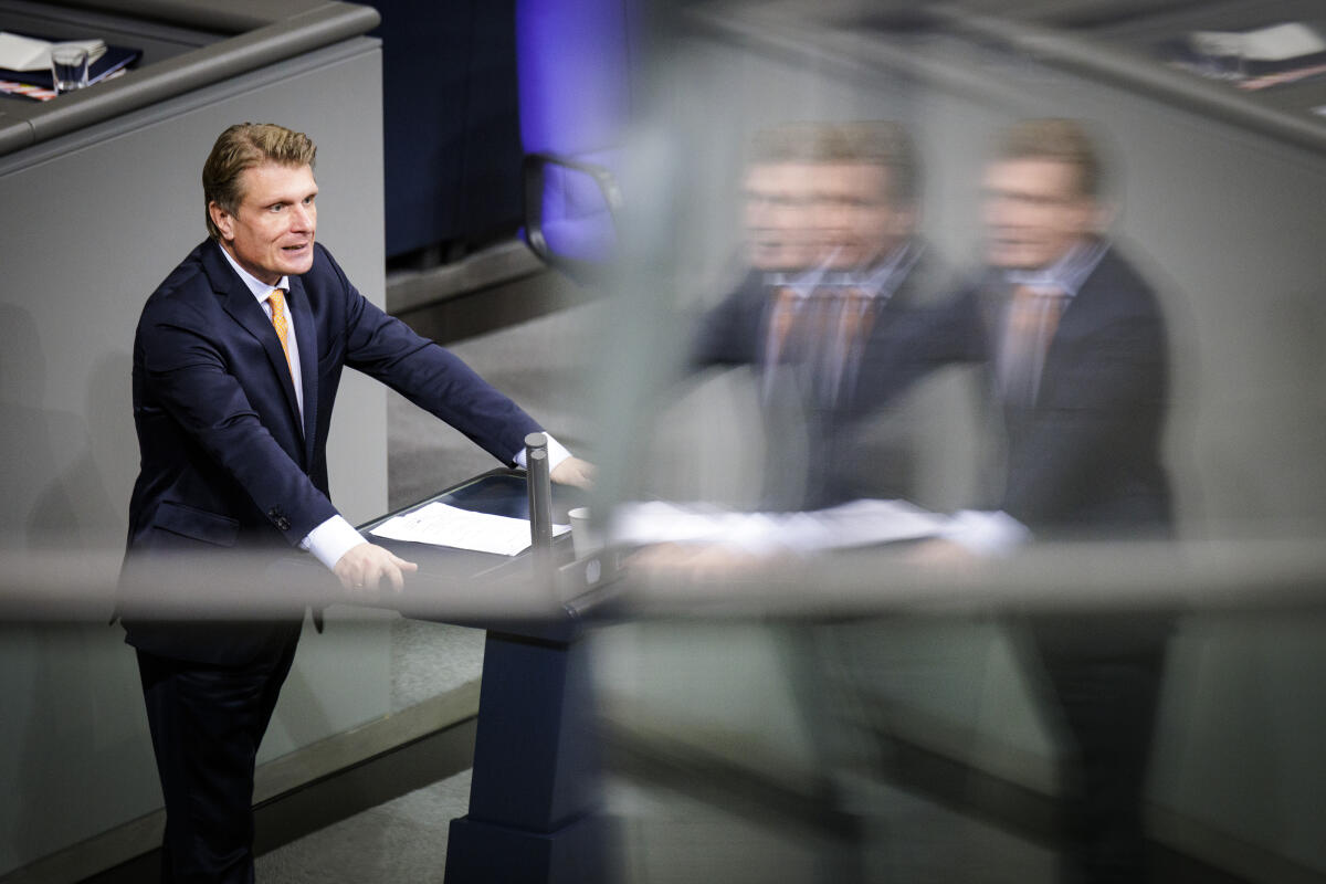 Thomas Bareiß, CDU/CSU, MdB, hält eine Rede zu TOP 2.23 "Digitales und Verkehr" im Plenum. Bareiß, Thomas Thomas Bareiß, CDU/CSU, MdB, hält eine Rede zu TOP 2.23 "Digitales und Verkehr" im Plenum.