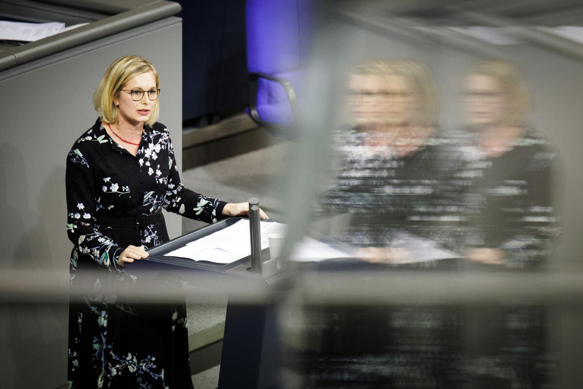 Dr. Christiane Schenderlein, CDU/CSU, MdB, hält eine Rede zu TOP 2.22 "Bundeskanzleramt (Ostdeutschland, Integration und Kultur)" im Plenum. Schenderlein, Christiane Dr. Christiane Schenderlein, CDU/CSU, MdB, hält eine Rede zu TOP 2.22 "Bundeskanzleramt (Ostdeutschland, Integration und Kultur)" im Plenum.