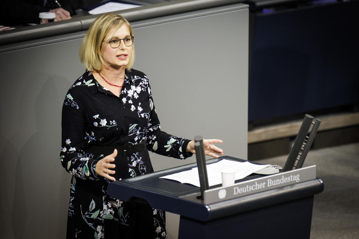 Dr. Christiane Schenderlein, CDU/CSU, MdB, hält eine Rede zu TOP 2.22 "Bundeskanzleramt (Ostdeutschland, Integration und Kultur)" im Plenum. Schenderlein, Christiane Dr. Christiane Schenderlein, CDU/CSU, MdB, hält eine Rede zu TOP 2.22 "Bundeskanzleramt (Ostdeutschland, Integration und Kultur)" im Plenum.