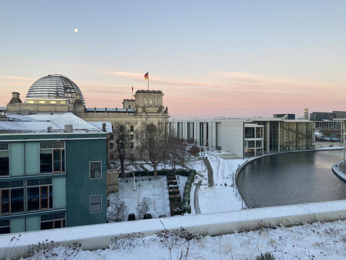 Blick von der Terrasse des Jakob-Kaiser-Hauses auf das Reichstagsgebäude, das Paul-Löbe-Haus sowie auf die Spree an einem kalten Wintermorgen Blick von der Terrasse des Jakob-Kaiser-Hauses auf das Reichstagsgebäude, das Paul-Löbe-Haus sowie auf die Spree an einem kalten Wintermorgen