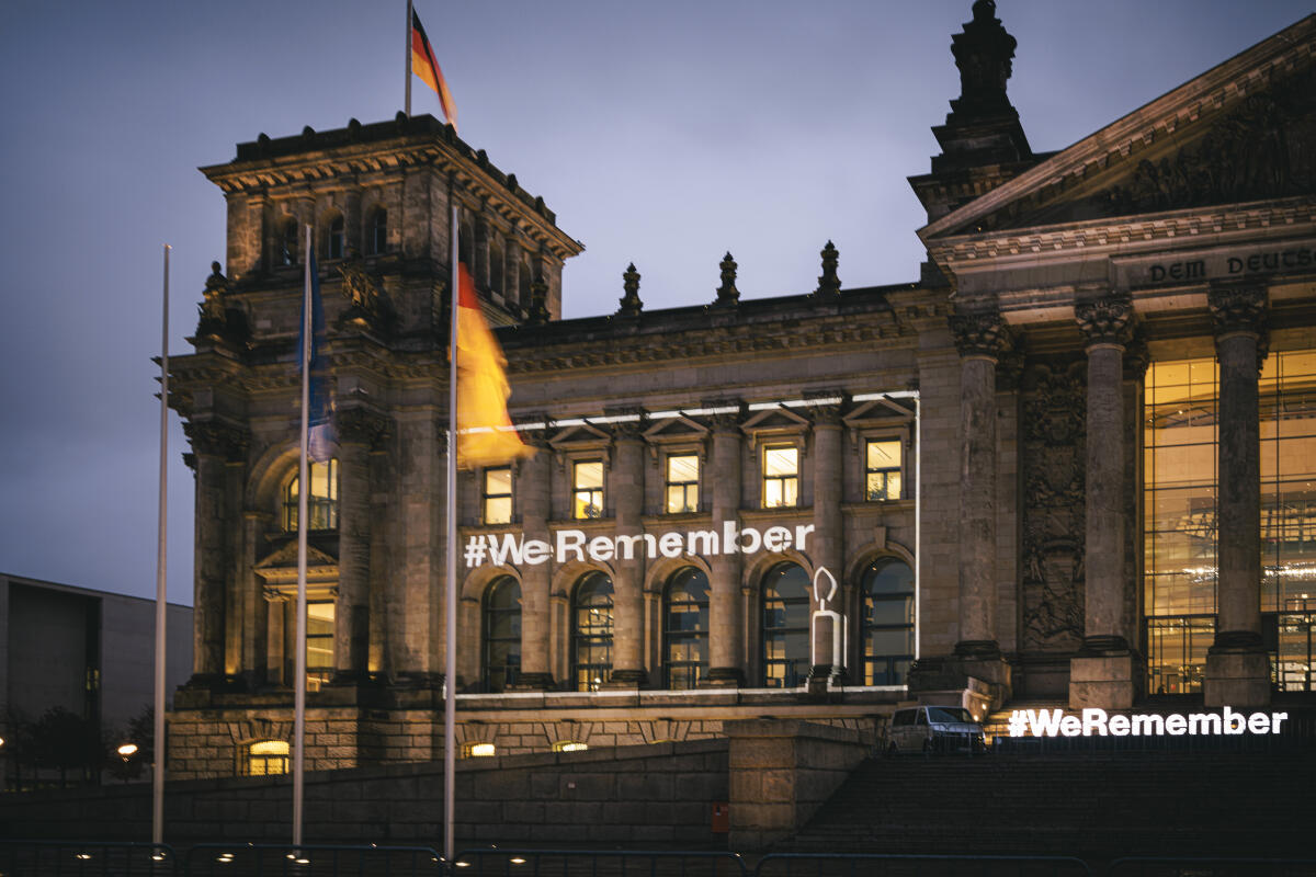  Der Deutsche Bundestag beteiligt sich an der Kampagne „#WeRemember“ aus Anlass des internationalen Holocaust-Gedenktages am Donnerstag, 27. Januar 2022. Bei der digitalen Erinnerungsaktion wird der Schriftzug „#WeRemember“ auf die westliche Seite des Reichstagsgebäudes projiziert. Zudem ist ein dreidimensionaler Schriftzug auf der Treppe des Westportals des Reichstagsgebäudes aufgestellt.