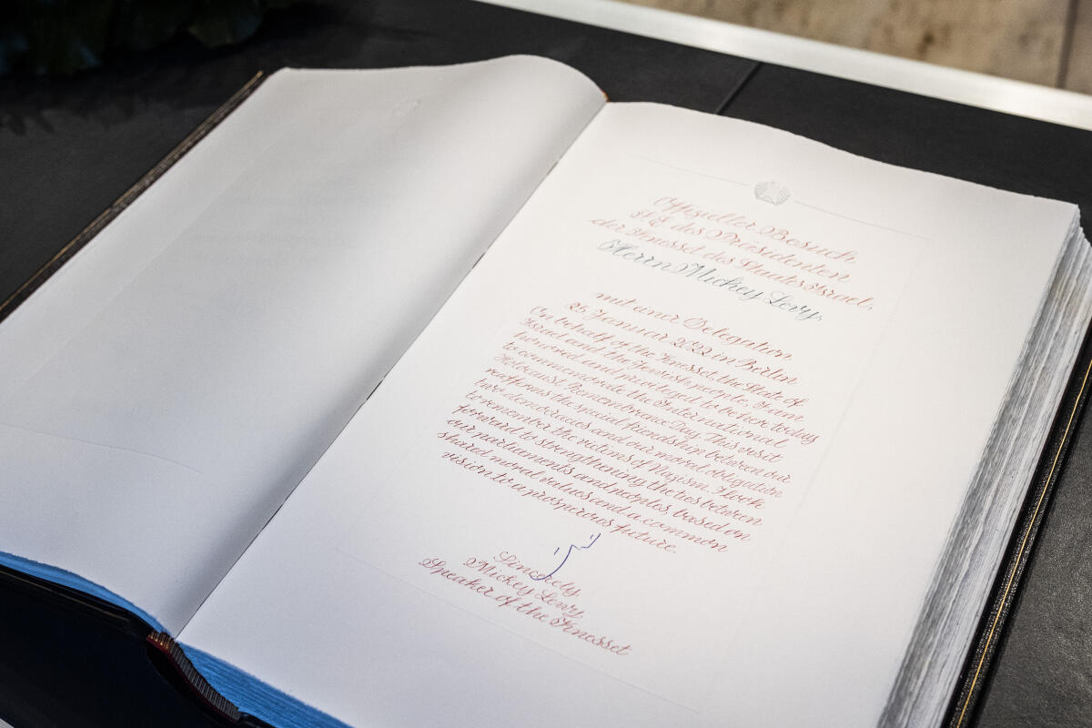Blick in das Gästebuch mit der Unterzeichnung von Mickey Levy, Präsident der Knesset in Israel, bei seinem Besuch im Deutschen Bundestag. Blick in das Gästebuch mit der Unterzeichnung von Mickey Levy, Präsident der Knesset in Israel, bei seinem Besuch im Deutschen Bundestag.
