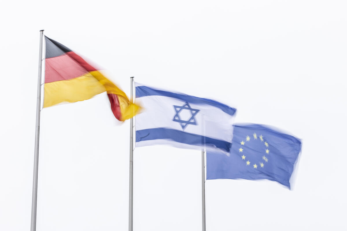 Die Flaggen von Deutschland, Israel und der Europäischen Union aufgenommen im Rahmen des Besuches vom Präsidenten der Knesset des Staates Israel, S. E. Herr Mickey Levy. Die Flaggen von Deutschland, Israel und der Europäischen Union aufgenommen im Rahmen des Besuches vom Präsidenten der Knesset des Staates Israel, S. E. Herr Mickey Levy.