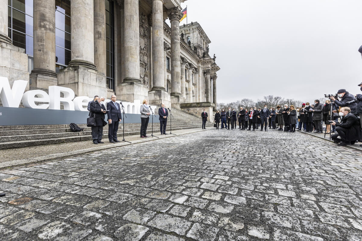 Pressestatements von Bundestagspräsidentin Bärbel Bas, SPD, MdB, Präsident der Knesset des Staates Israel, S. E. Herr Mickey Levy, und Nationalratspräsident Österreichs, Wolfgang Sobotka im Rahmen der Kampagne „#WeRemember“ aus Anlass des internationalen Holocaust-Gedenktages am Donnerstag, 27. Januar 2022. Überblick. Bas, Bärbel; Levy, Mickey; Sobotka, Wolfgang Pressestatements von Bundestagspräsidentin Bärbel Bas, SPD, MdB, Präsident der Knesset des Staates Israel, S. E. Herr Mickey Levy, und Nationalratspräsident Österreichs, Wolfgang Sobotka im Rahmen der Kampagne „#WeRemember“ aus Anlass des internationalen Holocaust-Gedenktages am Donnerstag, 27. Januar 2022. Überblick.