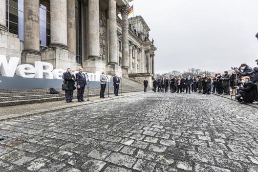 Bas, Bärbel; Levy, Mickey; Sobotka, Wolfgang Reichstagsgebäude, Westportal