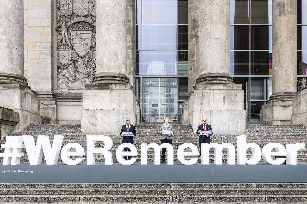 (L-R) Präsident der Knesset des Staates Israel, S. E. Herr Mickey Levy, Bundestagspräsidentin Bärbel Bas, SPD, MdB, und Nationalratspräsident Österreichs, Wolfgang Sobotka, im Rahmen der Kampagne „#WeRemember“. Bas, Bärbel; Levy, Mickey; Sobotka, Wolfgang (L-R) Präsident der Knesset des Staates Israel, S. E. Herr Mickey Levy, Bundestagspräsidentin Bärbel Bas, SPD, MdB, und Nationalratspräsident Österreichs, Wolfgang Sobotka, im Rahmen der Kampagne „#WeRemember“.
