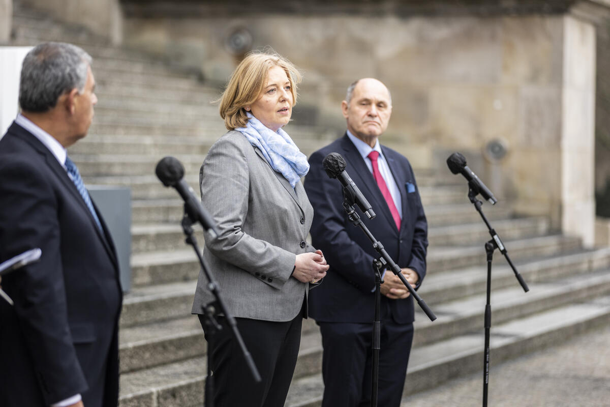 (L-R) Präsident der Knesset des Staates Israel, S. E. Herr Mickey Levy, Bundestagspräsidentin Bärbel Bas, SPD, MdB, und Nationalratspräsident Österreichs, Wolfgang Sobotka, während eines Pressestatements im Rahmen der Kampagne „#WeRemember“ aus Anlass des internationalen Holocaust-Gedenktages am Donnerstag, 27. Januar 2022. Bas, Bärbel; Levy, Mickey; Sobotka, Wolfgang (L-R) Präsident der Knesset des Staates Israel, S. E. Herr Mickey Levy, Bundestagspräsidentin Bärbel Bas, SPD, MdB, und Nationalratspräsident Österreichs, Wolfgang Sobotka, während eines Pressestatements im Rahmen der Kampagne „#WeRemember“ aus Anlass des internationalen Holocaust-Gedenktages am Donnerstag, 27. Januar 2022.