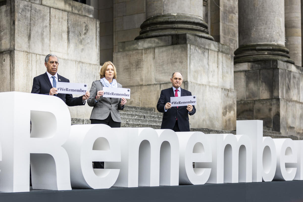 (L-R) Präsident der Knesset des Staates Israel, S. E. Herr Mickey Levy, Bundestagspräsidentin Bärbel Bas, SPD, MdB, und Nationalratspräsident Österreichs, Wolfgang Sobotka, im Rahmen der Kampagne „#WeRemember“. Bas, Bärbel; Levy, Mickey; Sobotka, Wolfgang (L-R) Präsident der Knesset des Staates Israel, S. E. Herr Mickey Levy, Bundestagspräsidentin Bärbel Bas, SPD, MdB, und Nationalratspräsident Österreichs, Wolfgang Sobotka, im Rahmen der Kampagne „#WeRemember“.