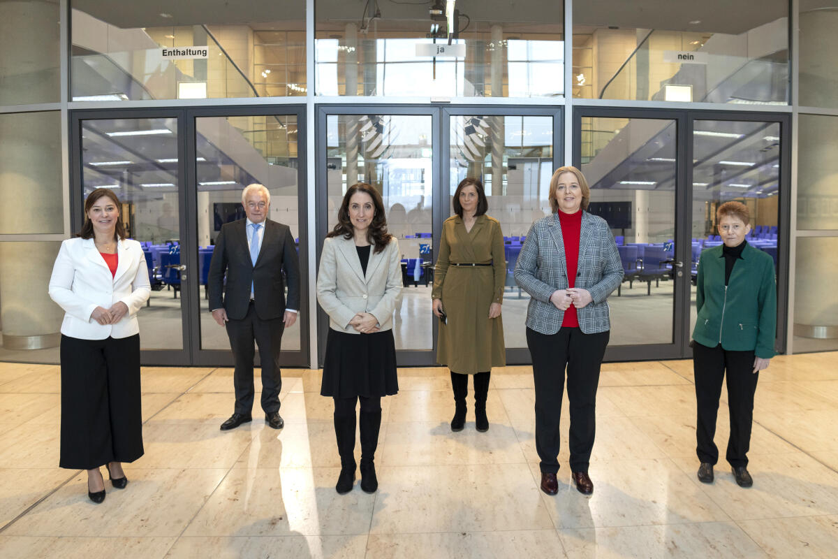 Das Präsidium des 20. Deutschen Bundestages (vlnr): Vizepräsidentin Yvonne Magwas, CDU/CSU, MdB, Vizepräsident Wolfgang Kubicki, FDP, MdB, Vizepräsidentin Aydan Özoğuz, SPD, MdB, Vizepräsidentin Katrin Göring-Eckhardt, Bündnis 90/Die Grünen, MdB, Bundestagspräsidentin Bärbel Bas, SPD, MdB, Vizepräsidentin Petra Pau, Die Linke, MdB. Bas, Bärbel; Özoğuz, Aydan; Kubicki, Wolfgang; Magwas, Yvonne; Göring-Eckardt, Katrin; Pau, Petra Das Präsidium des 20. Deutschen Bundestages (vlnr): Vizepräsidentin Yvonne Magwas, CDU/CSU, MdB, Vizepräsident Wolfgang Kubicki, FDP, MdB, Vizepräsidentin Aydan Özoğuz, SPD, MdB, Vizepräsidentin Katrin Göring-Eckhardt, Bündnis 90/Die Grünen, MdB, Bundestagspräsidentin Bärbel Bas, SPD, MdB, Vizepräsidentin Petra Pau, Die Linke, MdB.