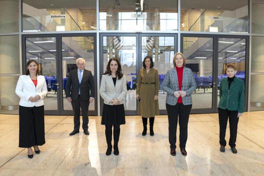 Bas, Bärbel; Özoğuz, Aydan; Kubicki, Wolfgang; Magwas, Yvonne; Göring-Eckardt, Katrin; Pau, Petra Reichstagsgebäude, Westfoyer