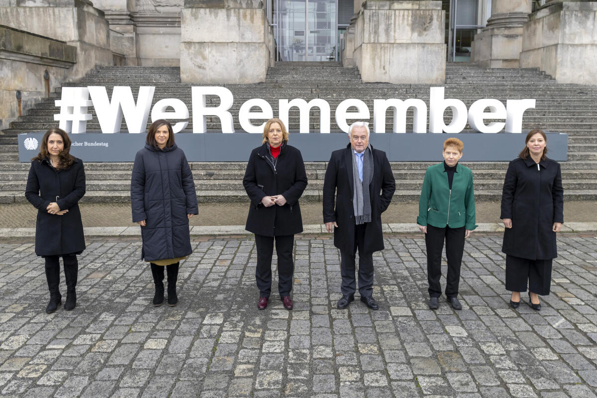Das Präsidium des 20. Deutschen Bundestages im Rahmen der Kampagne „#WeRemember“ aus Anlass des internationalen Holocaust-Gedenktages am Donnerstag, 27. Januar 2022 (vlnr): Vizepräsidentin Aydan Özoğuz, SPD, MdB, Vizepräsidentin Katrin Göring-Eckhardt, Bündnis 90/Die Grünen, MdB, Bundestagspräsidentin Bärbel Bas, SPD, MdB, Vizepräsident Wolfgang Kubicki, FDP, MdB, Vizepräsidentin Petra Pau, Die Linke, MdB, Vizepräsidentin Yvonne Magwas, CDU/CSU, MdB. Bas, Bärbel; Özoğuz, Aydan; Magwas, Yvonne; Pau, Petra; Kubicki, Wolfgang; Göring-Eckardt, Katrin Das Präsidium des 20. Deutschen Bundestages im Rahmen der Kampagne „#WeRemember“ aus Anlass des internationalen Holocaust-Gedenktages am Donnerstag, 27. Januar 2022 (vlnr): Vizepräsidentin Aydan Özoğuz, SPD, MdB, Vizepräsidentin Katrin Göring-Eckhardt, Bündnis 90/Die Grünen, MdB, Bundestagspräsidentin Bärbel Bas, SPD, MdB, Vizepräsident Wolfgang Kubicki, FDP, MdB, Vizepräsidentin Petra Pau, Die Linke, MdB, Vizepräsidentin Yvonne Magwas, CDU/CSU, MdB.