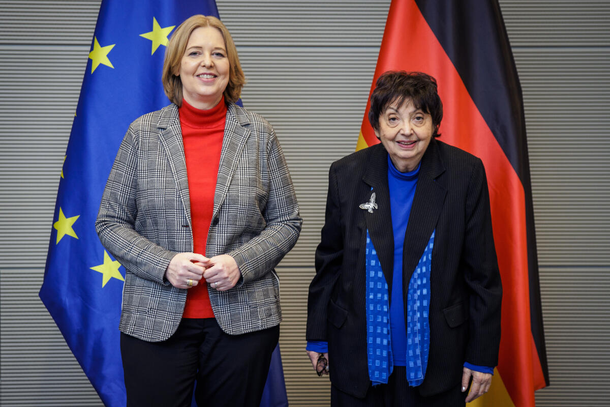 Bundestagspräsidentin Bärbel Bas (l), SPD, MdB, empfängt die Holocaust-Überlebende Dr. h. c. Inge Auerbacher (r), die Gastrednerin bei der Gedenkstunde im Deutschen Bundestag am internationalen Holocaust-Gedenktag, zum Gespräch. Bas, Bärbel; Auerbacher, Inge Bundestagspräsidentin Bärbel Bas (l), SPD, MdB, empfängt die Holocaust-Überlebende Dr. h. c. Inge Auerbacher (r), die Gastrednerin bei der Gedenkstunde im Deutschen Bundestag am internationalen Holocaust-Gedenktag, zum Gespräch.